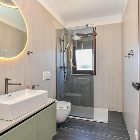 Luxurious In Ražanac